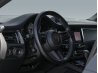 Detalle del volante de un vehículo premium para retoque profesional de interior.