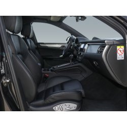 Seitliche Innenansicht eines Premium-SUV mit Vordersitzen für Fahrzeugfotobearbeitung.
