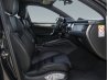 Seitliche Innenansicht eines Premium-SUV mit Vordersitzen für Fahrzeugfotobearbeitung.