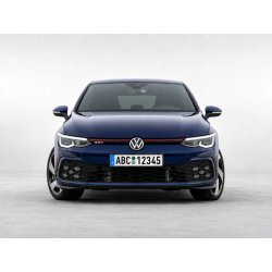 Vista frontal de un coche con matrícula visible antes de reemplazarla o editarla profesionalmente.