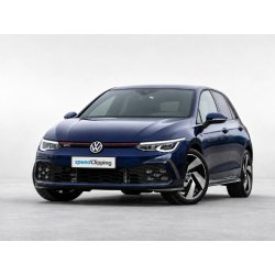 Auto in Frontansicht mit ersetztem Wunschkennzeichen für ein professionelles Fahrzeugbild.