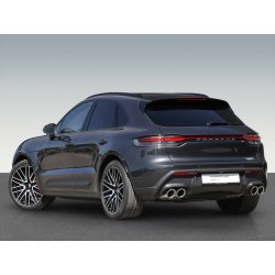 Schwarzer Premium-SUV in Heck-Seitenansicht für professionelle Hintergrundbearbeitung.