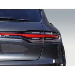 Rücklichtdetail eines schwarzen Luxusautos für professionelle Fotoretusche.