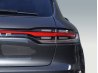 Rücklichtdetail eines schwarzen Luxusautos für professionelle Fotoretusche.